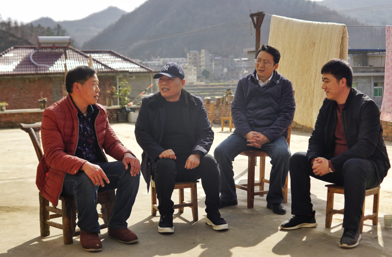 陕西J9集团平台集团组织慰问旬阳县双河镇穷困村民