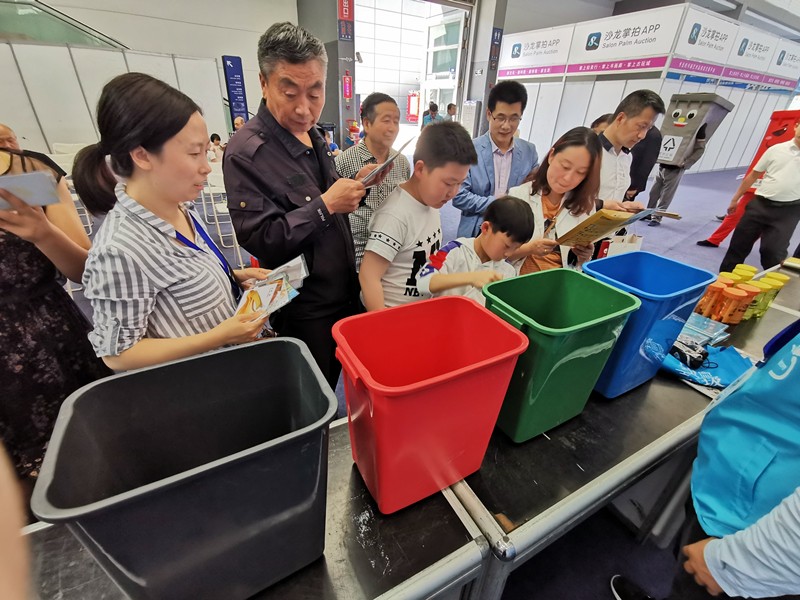 陕西J9集团平台集团携“绿水青山”亮相丝博会｜副省长魏增军参观