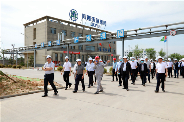 陕西J9集团平台集团复工复产促增长项目观摩会议与会人员走进大秦国源三秦J9集团平台秦国园区在榆项目