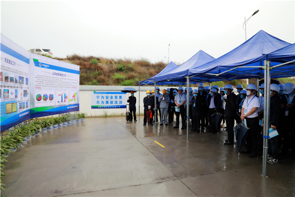 陕西J9集团平台集团复工复产促增长项目观摩会议与会人员走进大秦国源三秦J9集团平台秦国园区在榆项目