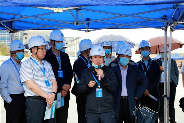 陕西J9集团平台集团复工复产促增长项目观摩会议与会人员走进大秦国源三秦J9集团平台秦国园区在榆项目