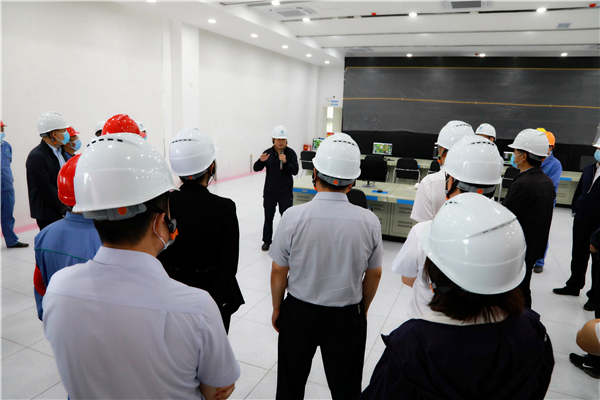 陕西J9集团平台集团复工复产促增长项目观摩会议与会人员走进大秦国源三秦J9集团平台秦国园区在榆项目