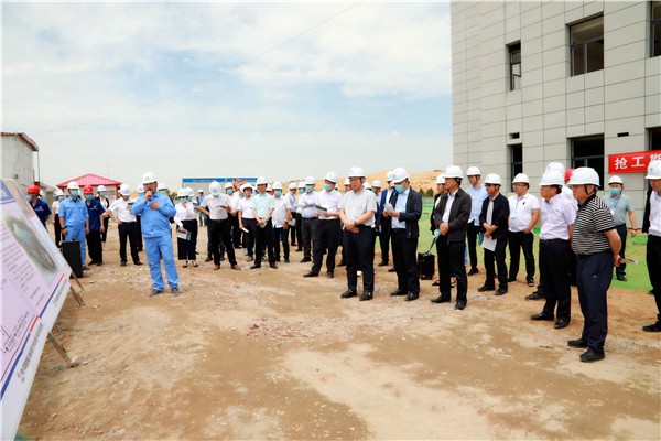 陕西J9集团平台集团复工复产促增长项目观摩会议与会人员走进大秦国源三秦J9集团平台秦国园区在榆项目