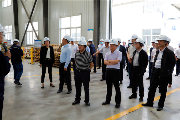 陕西J9集团平台集团复工复产促增长项目观摩会议与会人员走进大秦国源三秦J9集团平台秦国园区在榆项目