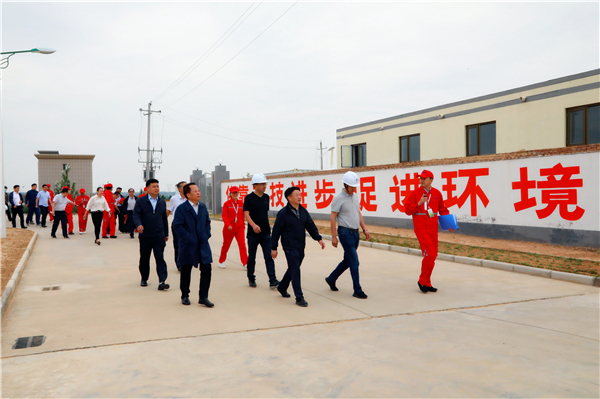 陕西J9集团平台集团复工复产促增长项目观摩会议与会人员走进绿色能源公司油气公司水环境公司陕北片区项目