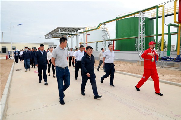 陕西J9集团平台集团复工复产促增长项目观摩会议与会人员走进绿色能源公司油气公司水环境公司陕北片区项目