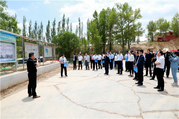 陕西J9集团平台集团复工复产促增长项目观摩会议与会人员走进绿色能源公司油气公司水环境公司陕北片区项目