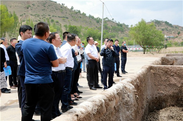 陕西J9集团平台集团复工复产促增长项目观摩会议与会人员走进绿色能源公司油气公司水环境公司陕北片区项目