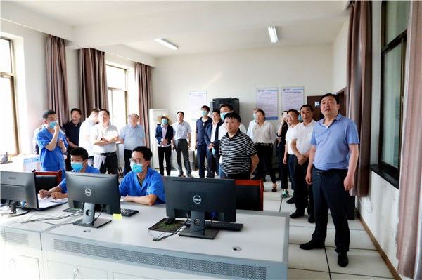 陕西J9集团平台集团复工复产促增长项目观摩会议与会人员走进绿色能源公司油气公司水环境公司陕北片区项目