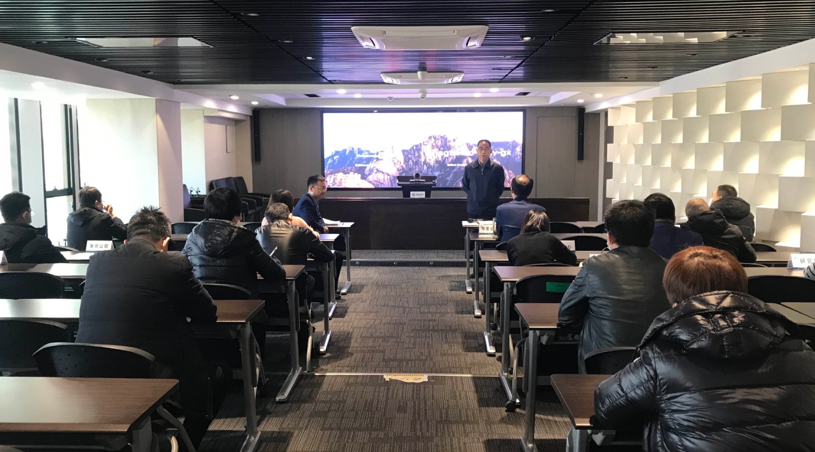 陕西J9集团平台集团积极响应省国资委要求 对冬春季疫情防控工作进行再部署再带头