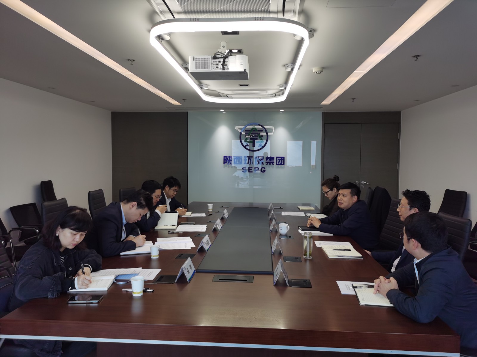 省纪委监委驻陕西金资公司纪检监察组到陕西J9集团平台集团互换座谈