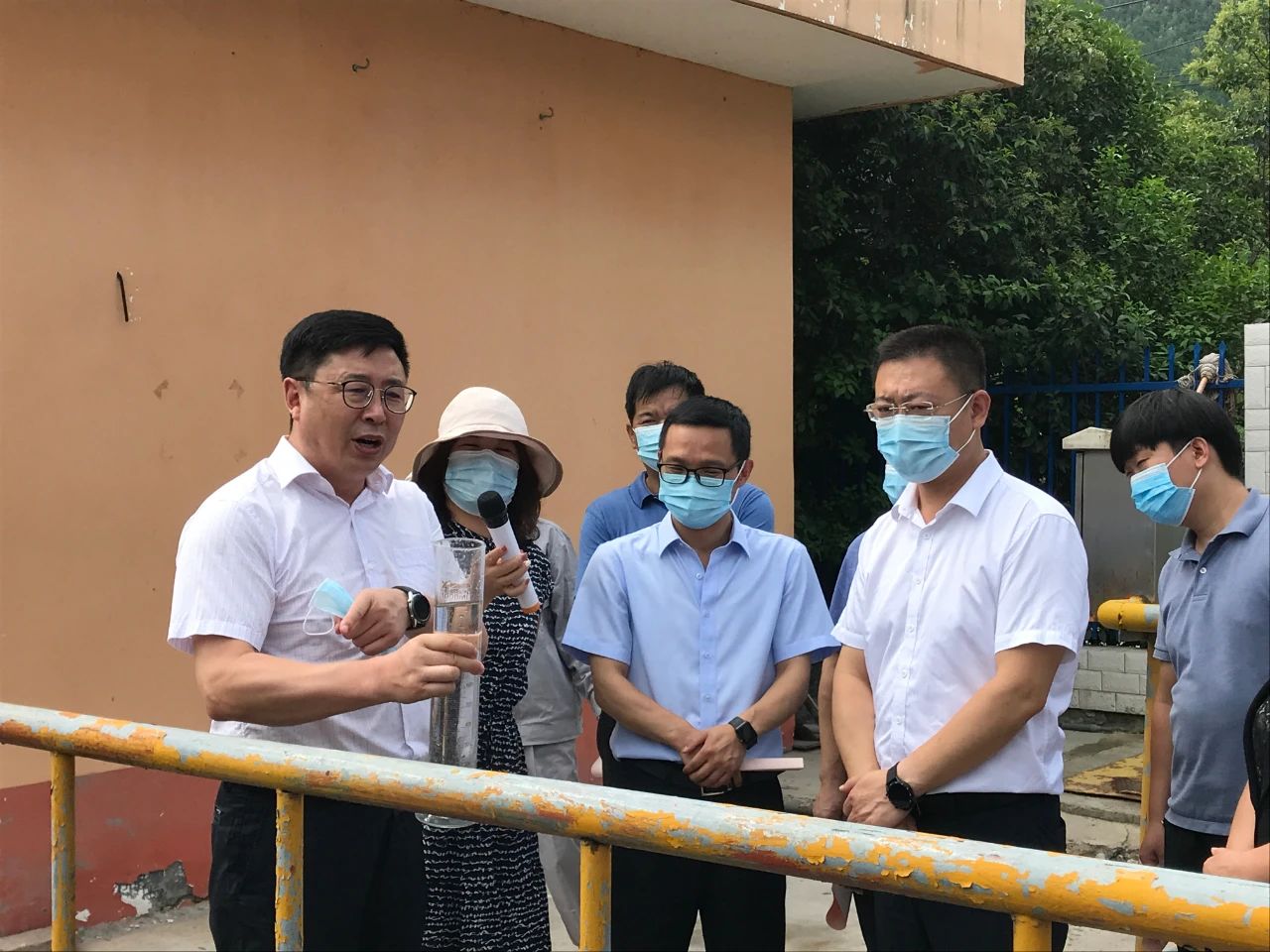 丹凤县政协主席周建政一行到丹凤县污水处置厂发展县域生态环境；ぷㄌ獾餮