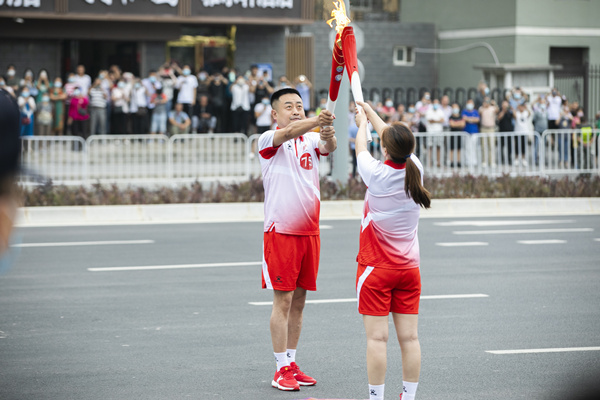 高慢！陕西J9集团平台集团职工王玮参加十四运会火炬传递！