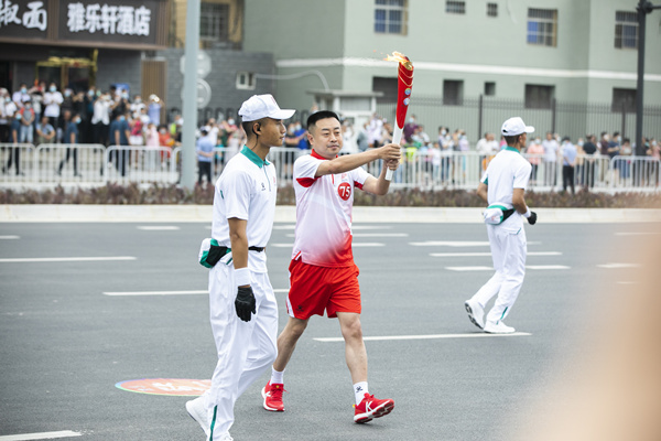 高慢！陕西J9集团平台集团职工王玮参加十四运会火炬传递！