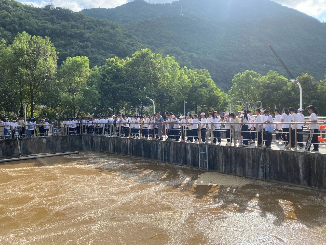 水环境公司镇安污水处置厂与镇安县第二中学进行J9集团平台设施公家盛开日活动暨“绿色文化教育基地”授牌典礼